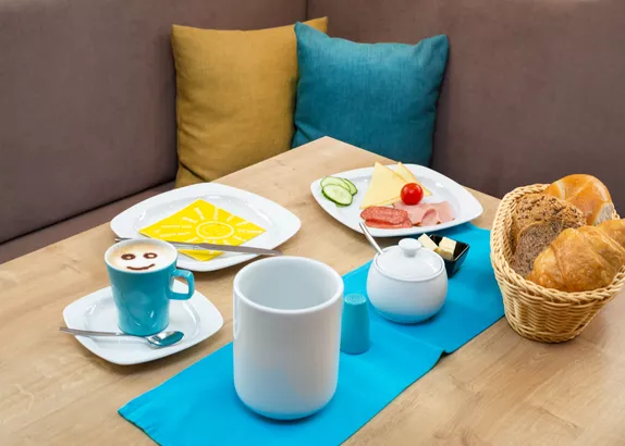 Gedeckter Frühstückstisch